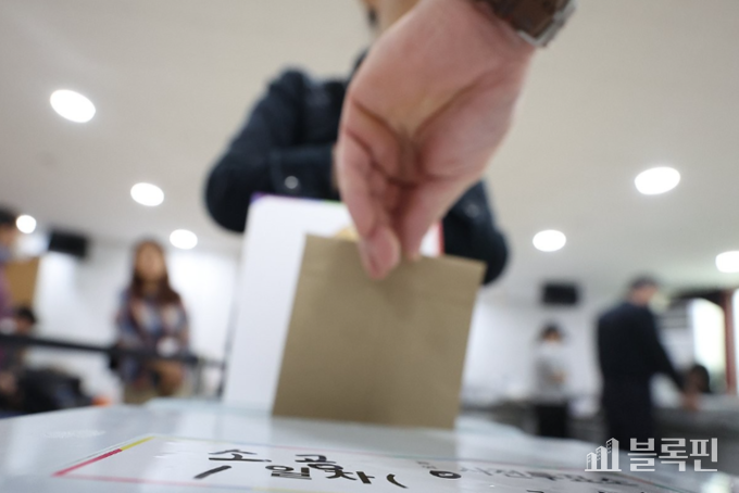 제21대 대통령 선거 사전투표 첫날인 29일 서울 중구 소공동주민센터에 설치된 사전투표소에서 투표함에 투표용지를 넣고 있는 한 유권자. 사진ㅣ연합뉴스
