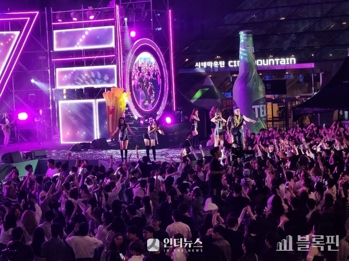 센텀맥주축제 공연을 즐기는 방문객들. 사진ㅣ인더뉴스