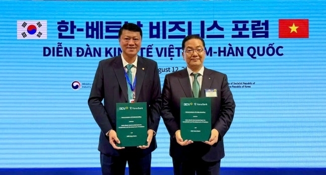 왼쪽부터 레 응옥 람 베트남투자개발은행장, 이호성 하나은행장. 사진ㅣ하나은행