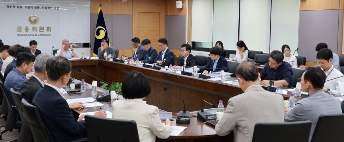 금융위원회는 7일 광화문 정부서울청사에서 관계부처 합동으로 발표된 '주택공급 확대방안' 후속조치 이행을 위한 '긴급 가계부채 점검회의'를 개최했다. 신진창 금융위 금융정책국장이 기획재정부, 국토교통부, 한국은행, 금융감독원 등 관계기관과 은행연합회, 제2금융권 협회, 5대은행, 주택금융공사, 서울보증보험 관계자가 참석한 가운데 회의를 주재하고 있다. 사진ㅣ금융위원회