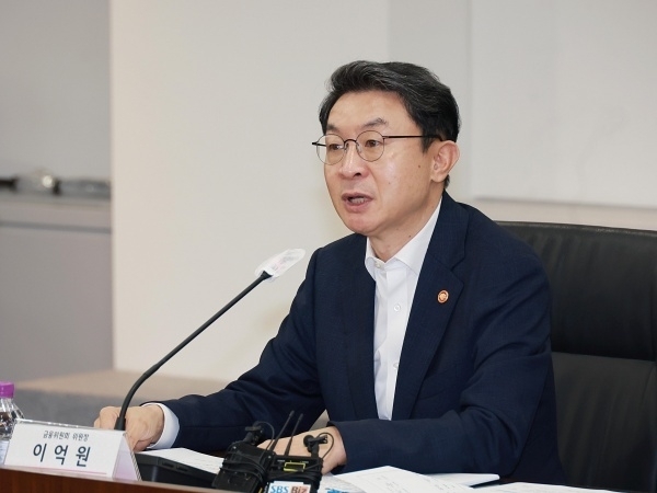 이억원 금융위원장이 19일 여의도 중소기업중앙회에서 열린 '제1차 생산적금융 대전환 회의'를 주재하고 있다. 사진ㅣ금융위원회