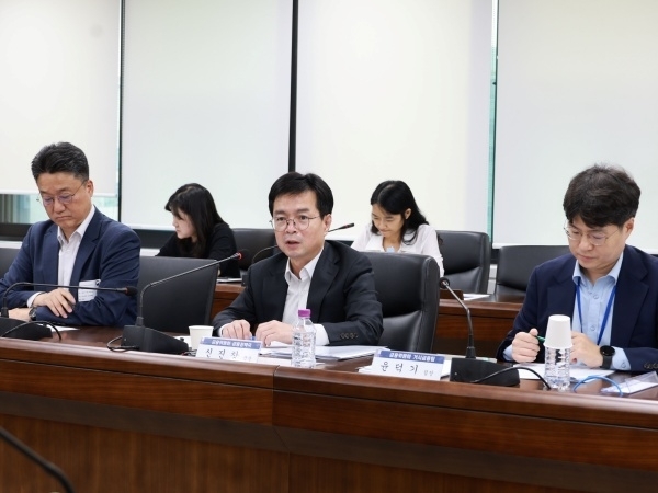 지난 9월 신진창 당시 금융위원회 금융정책국장(가운데)이 관계부처 합동으로 발표된 '주택공급 확대방안' 후속조치 이행을 위한 긴급 가계부채 점검회의를 주재하고 있다. 사진ㅣ금융위원회