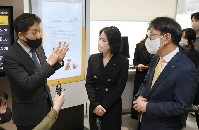 김주현 금융위원장이 5일 KB국민은행 남대문종합금융센터를 찾아 이재근 KB국민은행장(오른쪽)과 대화하는 모습. 사진|금융위원회