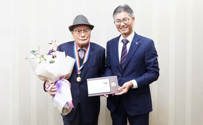 IBK기업은행 박청준 개인고객·카드사업그룹장(오른쪽)이 황의병 고객에 감사패를 전달하는 모습. 사진|IBK기업은행