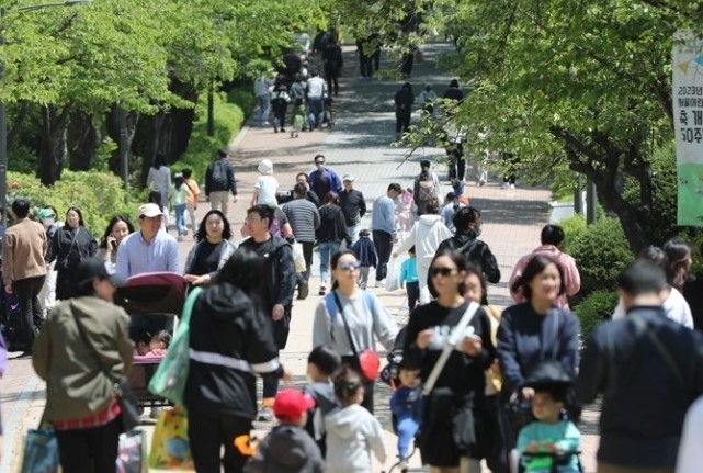 지난 1일 오후 서울 광진구 어린이대공원 놀이공원이 나들이를 나온 시민들로 북적이고 있다. 사진|연합뉴스