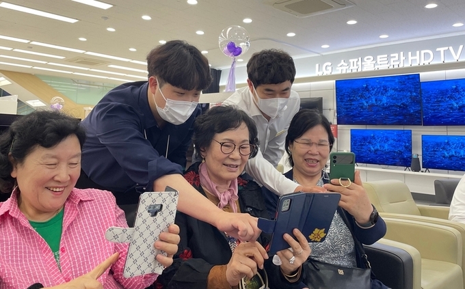 LG전자 베스트샵에서 60세 이상 시니어를 대상으로 스마트폰 활용 실버 전문가 과정을 실시한다. 사진|LG전자