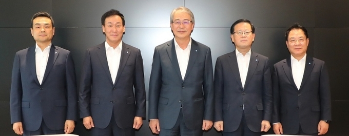 왼쪽부터 강신국 기업투자금융부문장, 박완식 우리카드 대표, 임종룡 회장, 조병규 우리은행장 최종후보자, 이석태 국내영업부문장. 사진ㅣ우리금융그룹