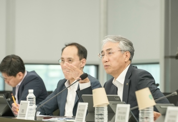 이석준 NH농협금융지주 회장이 사회적가치 및 녹색금융 협의회를 주재하는 모습. 사진ㅣ농협금융지주