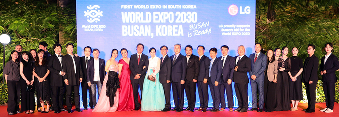 별도 마련된 리셉션 행사에서 브라질 국립 오케스트라, 솔오페라단, LG전자 경영진, 주브라질 대한민국 대사관 인원들이 기념사진을 촬영하는 모습. 사진|LG전자