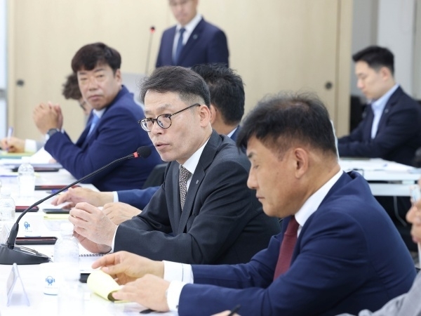 김성태 IBK기업은행장이 13일 중소기업 현장간담회에서 기업 대표들과 대화하는 모습. 사진ㅣIBK기업은행