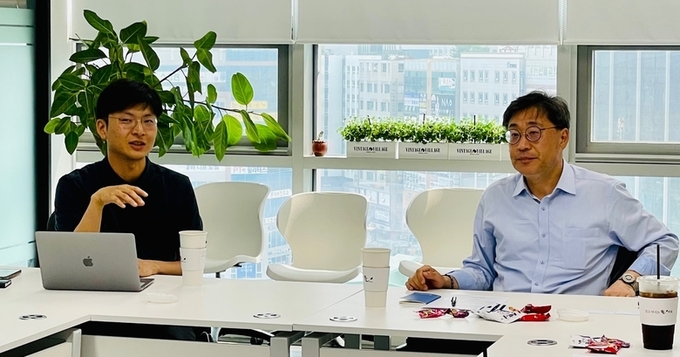  업스테이지는 과기정통부 ‘AI 윤리·신뢰성 확보 릴레이 현장 방문’ 첫 일정을 개최했다. 왼쪽부터 이활석 업스테이지CTO, 박윤규 과기정통부 제2차관. 사진|업스테이지