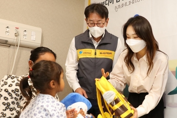 오른쪽부터 KB금융그룹 후원 쇼트트랙 선수 최민정, 이재근 KB국민은행장. 사진ㅣKB국민은행
