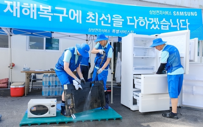삼성전자서비스 임직원이 이동식 서비스센터에서 수리를 진행하고 있다. 사진|삼성전자