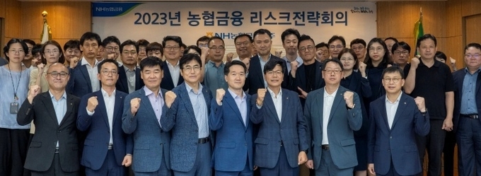 강신노 NH농협금융 리스크관리부문장(앞줄 왼쪽 6번째)과 계열사 CRO, 실무책임자가 기념촬영하는 모습. 사진ㅣNH농협금융지주