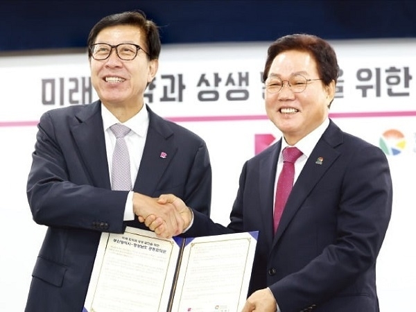 박완수 경남지사(우)와 박형준 부산시장은 지난 6월 17일 부산시청에서 공동합의문을 채택했다 (사진ㅣ부산시 제공) 