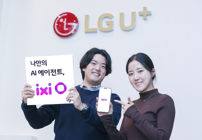 LG유플러스 직원들이 익시오 다운로드 10만건 돌파를 소개하는 모습. 사진|LG유플러스
