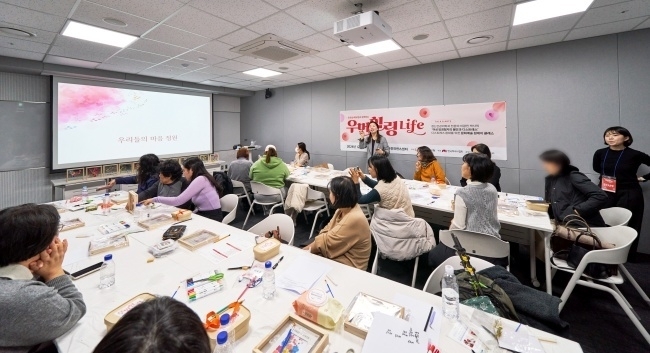 여성 암경험자와 보호자들이 지난 14일 '우먼 힐링 라이프' 힐링 체험프로그램에 참여하고 있다. 사진ㅣ한화손해보험