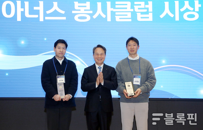 신한금융 ‘2025 아름다운 동행 실천 Day’에 참석한 진옥동 신한금융그룹 회장(가운데)과 신한 아너스 봉사클럽 대표로 선정된 김진환 신한라이프 프로(왼쪽), 안대철 신한투자증권 수석(오른쪽)이 기념촬영을 하고 있다.