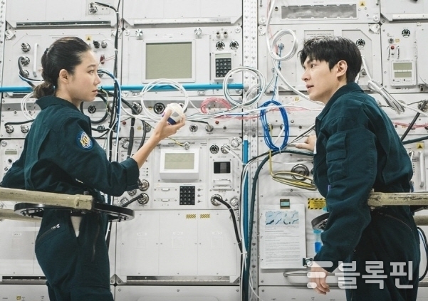 드라마 별들에게 물어봐의 여자주인공 이브(공효진 분)과 남자주인공 공룡(이민호 분) 사진|tvN