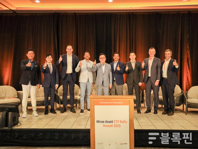 미국 페어몬트 하와이 호텔에서 열린 ‘미래에셋 ETF Rally 2025’에서 미래에셋그룹 박현주 회장(왼쪽에서 다섯번째)과 글로벌 ETF 임직원들이 기념사진을 촬영하고 있다.