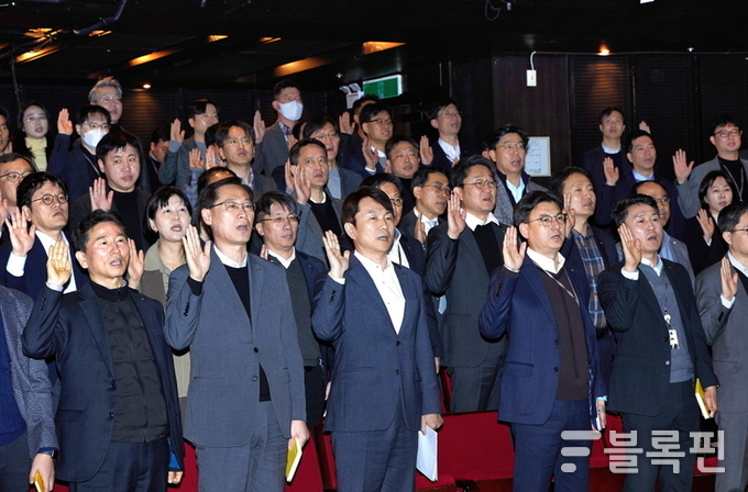 구본욱 KB손해보험 사장(앞줄 가운데)이 고객중심경영 실천 다짐 발대식에서 임직원들과 함께 선서하고 있다. 사진|KB손해보험