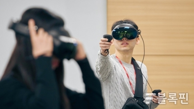 반도체 제조 공정 VR 실습에 참여하고 있는 교육생들. 사진|SK하이닉스