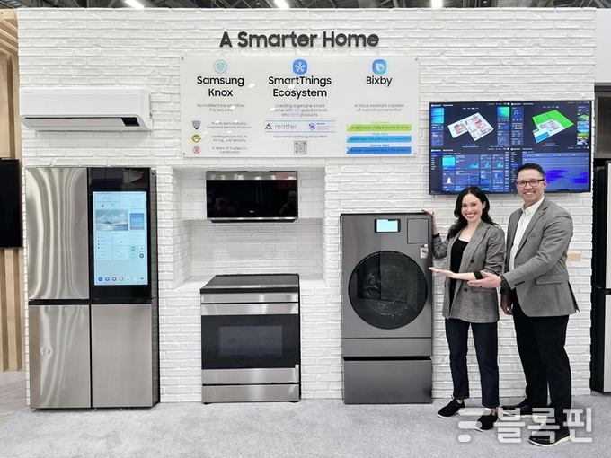 KBIS 2025에서 비스포크 가전을 소개하는 삼성전자 직원. 사진ㅣ삼성전자