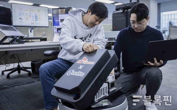 VLAM Kit을 확인하는 SKT 직원들. 사진ㅣSK텔레콤