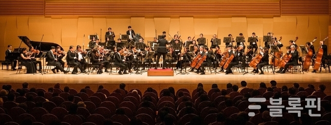 장애아동 예술교육기금 마련을 위한 '빛의소리 나눔콘서트'에서 메디칼 필하모닉 오케스트라가 공연하고 있다. 사진 한미약품.