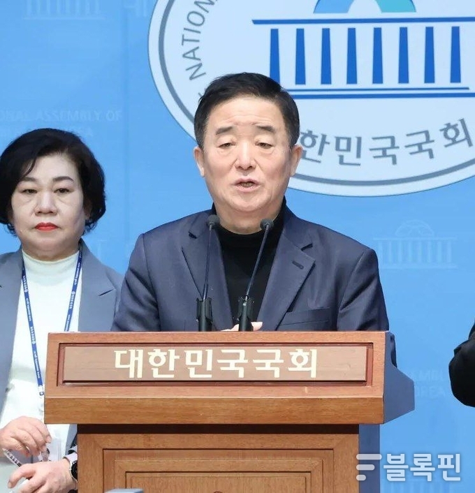 강득구 더불어민주당 의원이 석포제련소 환경오염과 관련한 특단의 조치를 촉구하는 기자회견을 하고 있다. 사진 강득구 의원실.