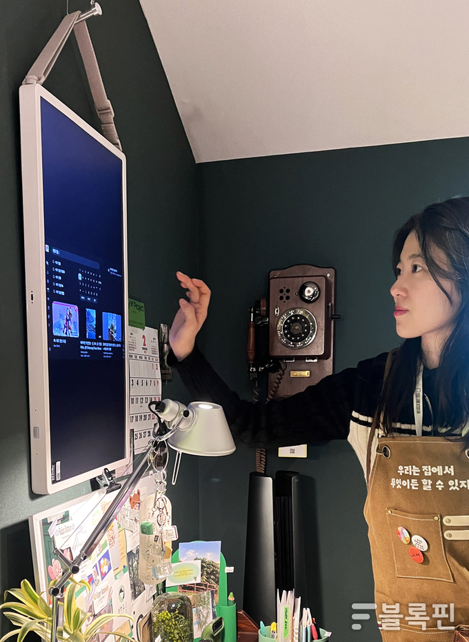 라이프집 부스에서 LG 스탠바이미2를 체험해보고 있는 모습. 사진ㅣLG전자