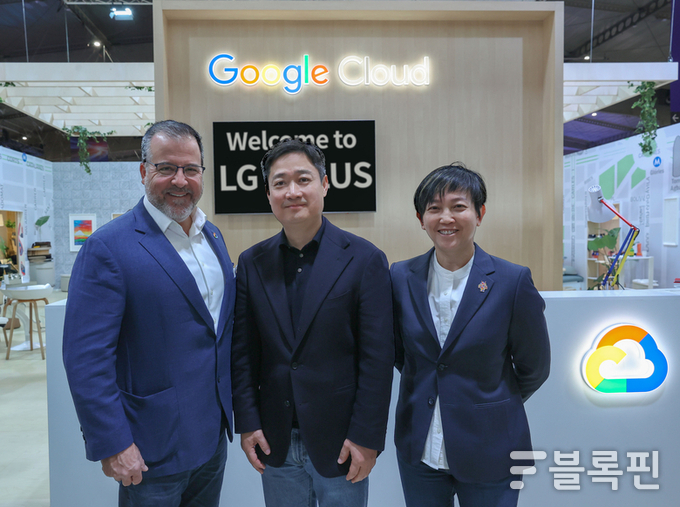 (왼쪽부터) 맷 레너 구글 클라우드 글로벌 영업 총괄, 홍범식 LG유플러스 사장, 캐런 티오 구글 APAC 플랫폼/디바이스 파트너십 총괄. 사진ㅣLG유플러스