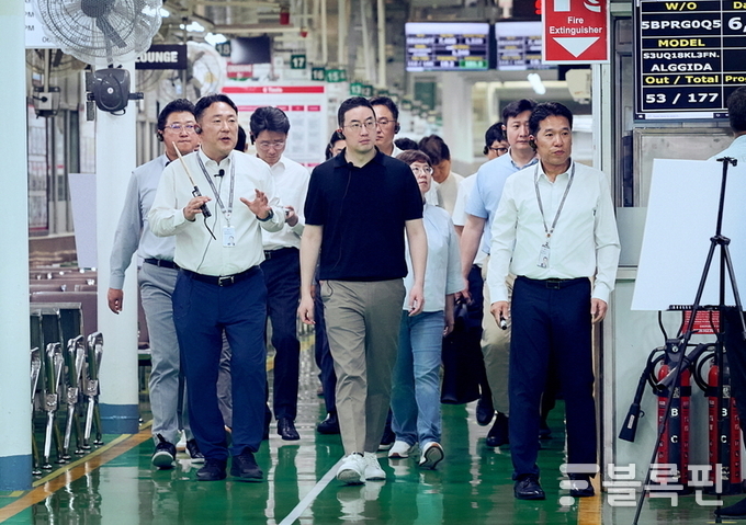 구광모 ㈜LG 대표(왼쪽 세번째)가 인도 뉴델리에 위치한 LG전자 노이다 생산공장을 찾아 에어컨 생산과정을 살펴보고 있다. 사진|LG