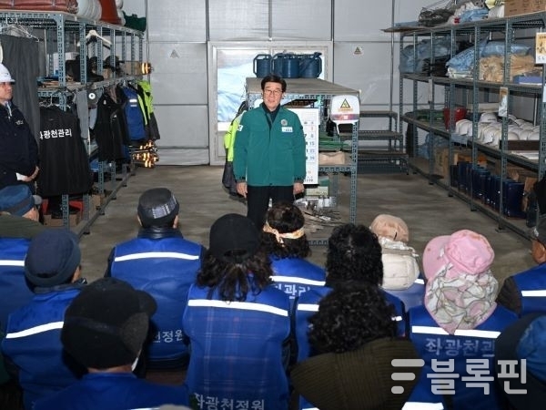 정종복 기장군수가 좌광천정원팀 사업장을 방문해 기간제 근로자를 대상으로 안전보건 교육을 진행하고 있다. 사진ㅣ기장군 