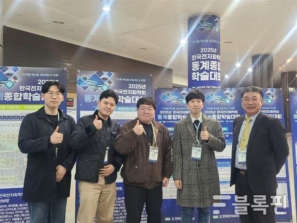 (순서대로) 김승준 학부생·여유석 대학원생·백민철 학부생·장성빈 학부생·민경식 교수. 사진ㅣ국립해양대학교 