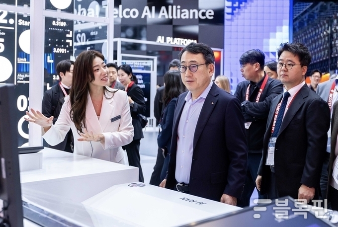 MWC 2025 SKT 전시관을 둘러보는 유영상 SKT CEO. 사진ㅣSK텔레콤