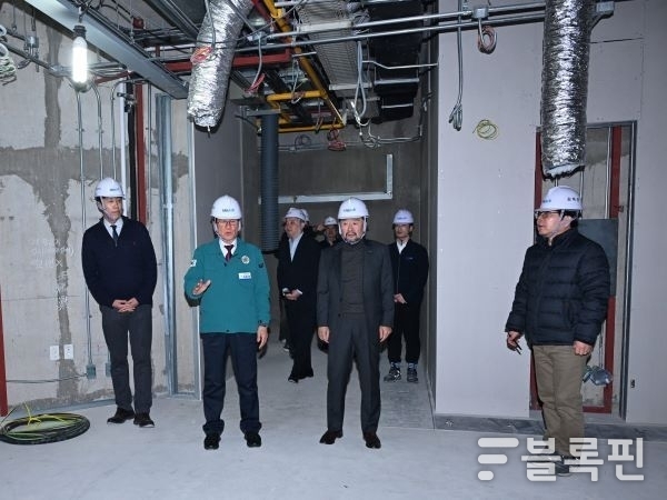 정종복 기장군수(좌측 두번째)가 중입자가속기구축사업 현장을 점검하고 있다. 사진ㅣ기장군 
