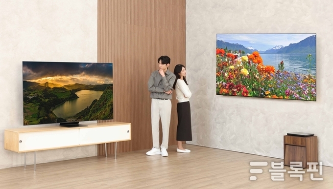 2025년형 AI TV 신제품 'Neo QLED 8K(85QNF990)'와 'OLED(83SF95)'. 사진ㅣ삼성전자