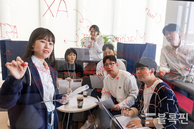KT AX 딜리버리 전문센터 직원들. 사진ㅣKT