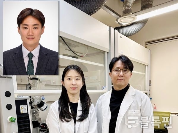 정유진 석사과정생 (왼쪽)과 김대석 교수 (오른쪽). 왼쪽 위는 한양대 엄영호 교수. 사진ㅣ국립부경대학교 