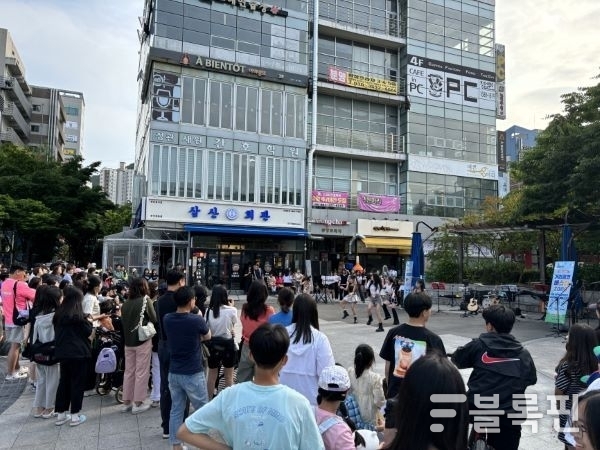 지난해 정관 돌고래 광장에서 거리공연이 진행되고 있다. 사진ㅣ기장군 