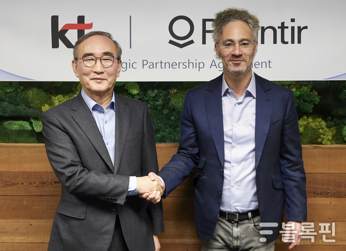 (왼쪽부터) 김영섭 KT 대표와 알렉스 카프 팔란티어 공동 창립자 겸 CEO. 사진ㅣKT