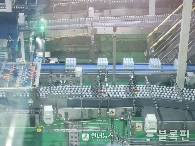 제주삼다수가 500ml 페트병으로 묶음 포장돼 컨베이어벨트를 지나는 모습. 사진ㅣ인더뉴스