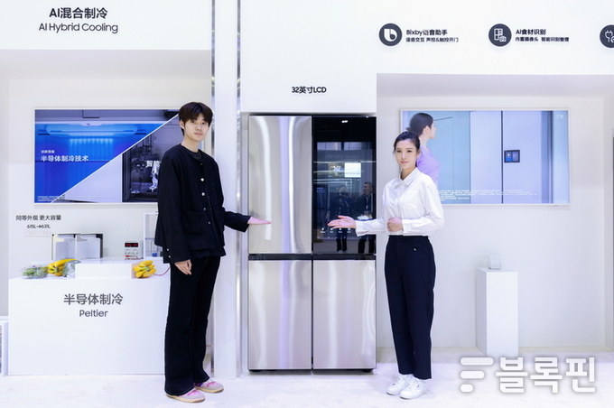 삼성전자 모델이 중국 최대 가전 전시회 ‘AWE 2025’에서 비스포크 AI 하이브리드 냉장고를 소개하고 있다. 사진|삼성전자