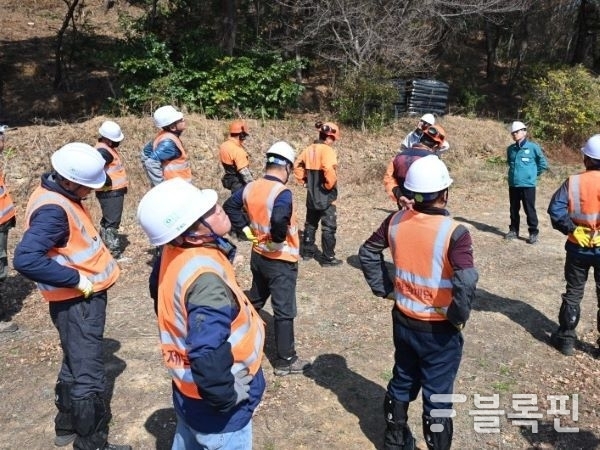 정종복 기장군수가 현업 사업장에서 작업 전 안전점검회의와 체조를 진행했다. 사진ㅣ기장군 