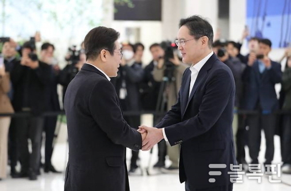 이재용 삼성전자 회장(오른쪽)과 이재명 더불어민주당 대표가 20일 오전 서울 강남구 삼성 청년 SW 아카데미(SSAFY)에서 열린 청년 취업 지원을 위한 현장 간담회에 앞서 인사하고 있다. 사진|연합뉴스