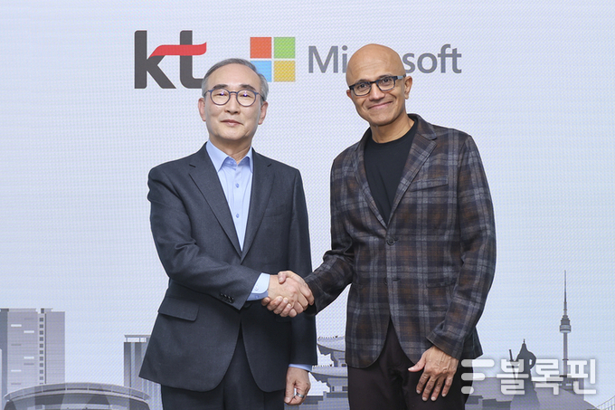 김영섭 KT 대표(왼쪽)와 마이크로소프트 사티아 나델라 CEO 겸 이사회 의장이 25일 KT 광화문 사옥에서 성공적인 산업계 AX 가속화에 대한 의견을 나누고 기념 촬영하고 있다. 사진|KT