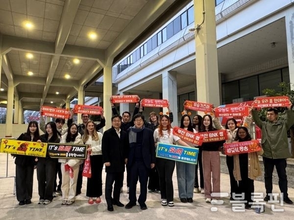 부산외대 유학생들, BNK 썸 우승 현장에서 직관. 사진ㅣ부산외국어대학교