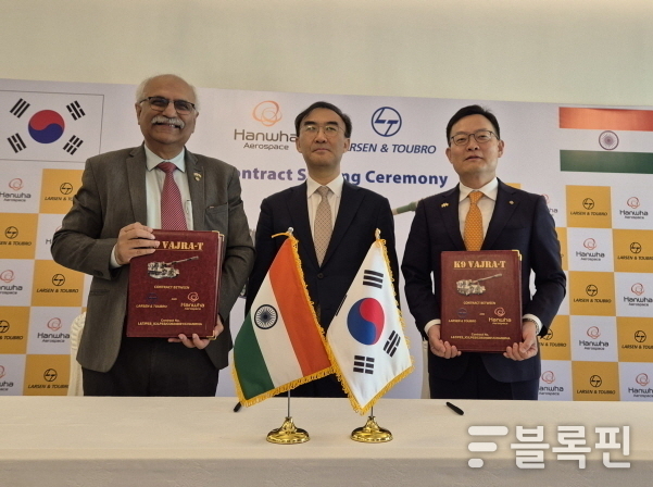 손재일 한화에어로스페이스 대표(오른쪽부터), 이성호 주 인도 한국대사, 아룬 람찬다니 L&T 수석 부사장이 3일(현지 시각) 인도 뉴델리 한국대사관에서 진행된 K9 자주포 수출 계약식에서 기념 사진을 찍고 있다 사진|한화에어로스페이스
