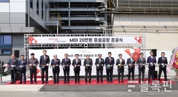 금호미쓰이화학이 3일 전남 여수 MDI 증설 공장 준공식을 개최했다. (왼쪽 여섯번째부터) 백종훈 금호석유화학 대표이사, 정기명 여수시장, 박찬구 금호석유화학 회장, 탄노와 츠토무 일본 미쓰이화학 회장, 박준경 금호석유화학 총괄사장이 기념 테이프 커팅을 하고 있다. 사진|금호석유화학